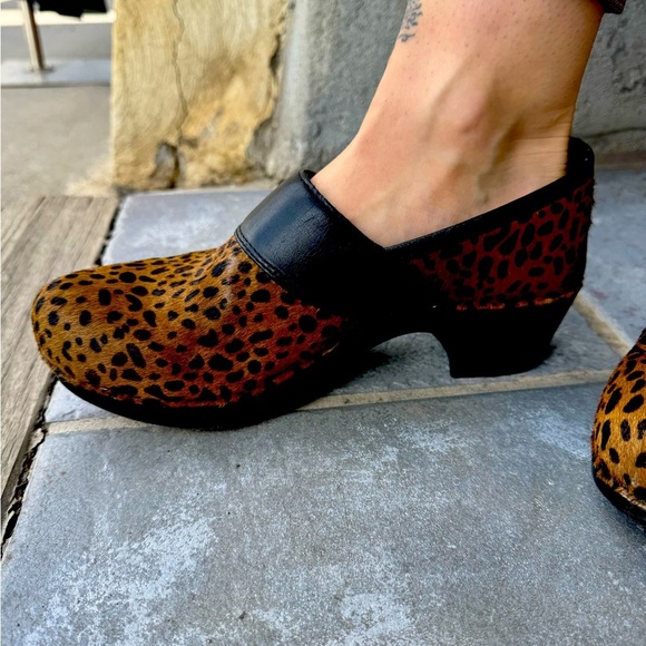 Dansko Leopard Print Fur Calf Hair Clogs 39 / 8.5 Slip-On Comfort Shoes - Picture 15 of 16